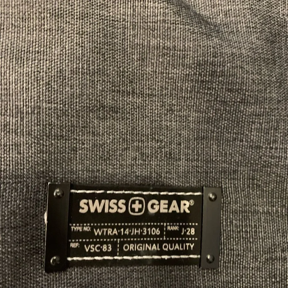 Swiss Gear Messenger / Laptop Bag. Adjustable strap Shoulder Pad